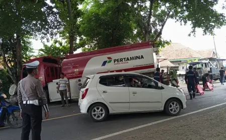 Sopir Diduga Mengantuk, Truk Pertamina Oleng dan Tabrak Bus Akas