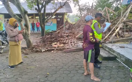 Gedung Sekolah SDN Pejok 1 Bojonegoro Ambruk Tertimpa Pohon Tumbang