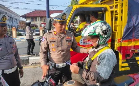 Berharap Pengendara Tertib, Satlantas Sampang Sebar Brosur Imbauan