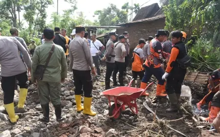 Polisi Bondowoso Bersih-bersih Material di Lokasi Banjir Bandang