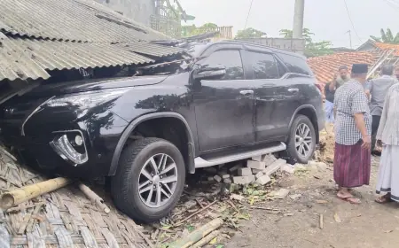 Sopir Diduga Mengantuk, Fortuner Seruduk Warung Pinggir Jalan