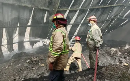 Pabrik Tali Rafia di Jombang Hangus Dilalap Si Jago Merah