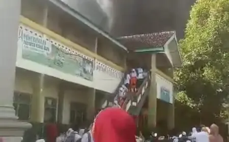 Siswa MI Al Istiqomah Jombang Berhamburan saat Kebakaran Pabrik Tali Rafia