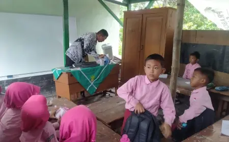 Ironis! Siswa SDN Pangongsean 1 Sampang Terpaksa Belajar di Parkiran