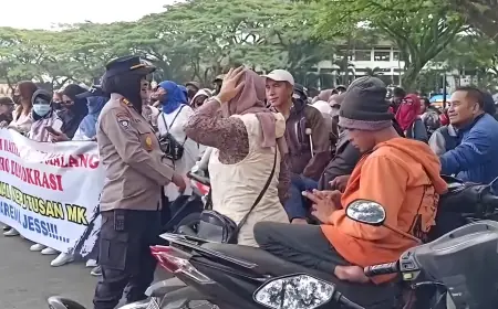 Polresta Malang Kota Jaga Keamanan Aksi Kawal Keputusan MK dengan Empati dan Humanis