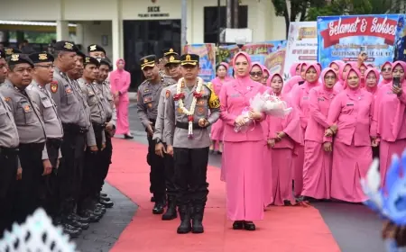 Prosesi Pedang Pora dan Tarian Blue Fire Iringi Pergantian Nakhoda Baru Polres Bondowoso