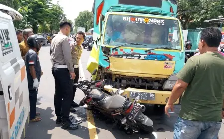 Adu Banteng dengan Truk, Pemotor di Jombang Meregang Nyawa