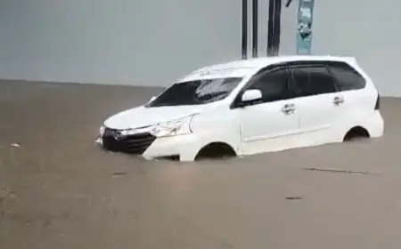 Banjir di Jember Seret sebuah Mobil di Jalan Kaliurang