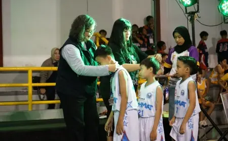 Pj Wali Kota Kediri Serahkan Hadiah Kompetisi Basket Wali Kota Cup 2024