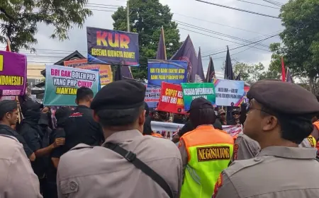 Ratusan Warga Geruduk BRI Bondowoso, Tuntut Pegawai Dipecat