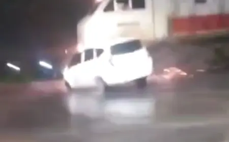 Tergelincir saat Melintasi Rel Kereta, Mobil Sigra Dihajar Kereta Blambangan Ekspress