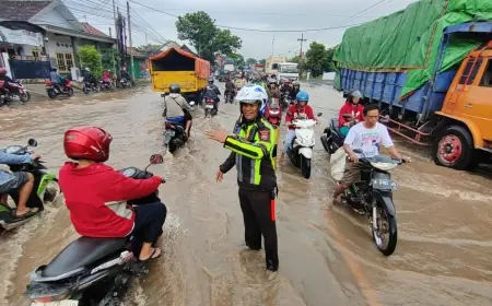 Banjir Rendam Jalur Nasional Pasuruan-Probolinggo, Kemacetan Panjang Terjadi