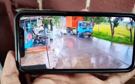 Kontainer Tabrak Ranting Pohon di Mojokerto Timpa Pengguna Jalan
