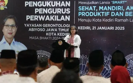 Pj Wali Kota Kukuhkan Pengurus Perwakilan Yayasan Gerontologi Abiyoso Jawa Timur Kota Kediri Masa Bakti 2024-2029
