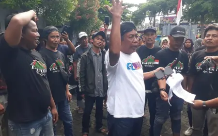 Puluhan PKL di Jombang Datangi Kantor Satpol PP Sampaikan Protes soal Penertiban