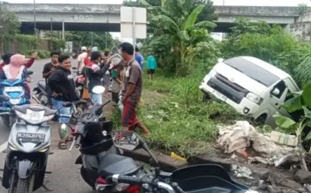 Kecelakaan Tunggal di Jalur Wisata Bromo: Microbus Terguling, Seluruh Penumpang Selamat