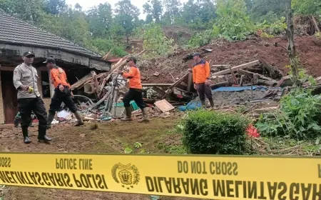 Tanah Longsor di Jombang Timpa 4 Rumah, 2 Orang Masih Tertimbun