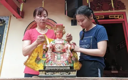 Jelang Imlek, Umat Tri Dharma Probolinggo Ikuti Ritual Bersih-Bersih Rupang