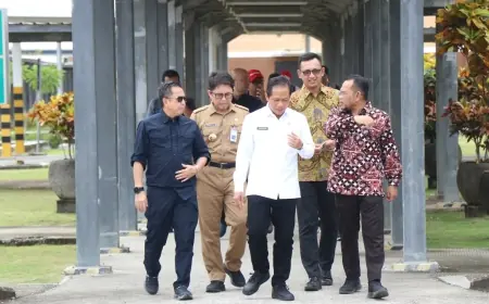 Pj Bupati Bojonegoro Dampingi Menteri Lingkungan Hidup saat Kunjungi Sumur Minyak Tradisional di Desa Wonocolo