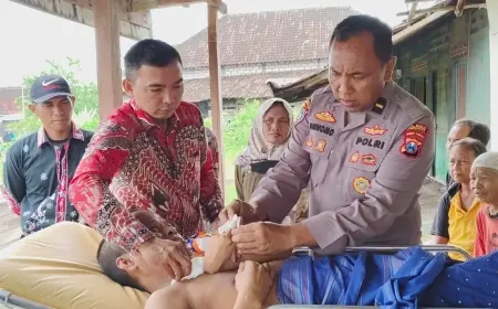 Polisi Lamongan, Bantu Warga Lumpuh Sebatang Kara