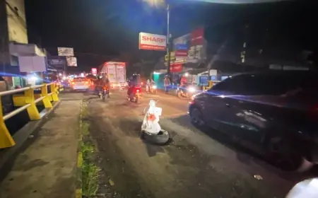 Jalur Provinsi Dibiarkan Rusak, Warga Jember Pasang Pocong di Tengah Jalan