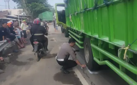 Diduga Sopir Mengantuk, Toyota Hiace yang Ditumpangi Rombongan dari Ponpes Salafiyah Syafi’iyah Sukorejo Adu Moncong dengan Truk
