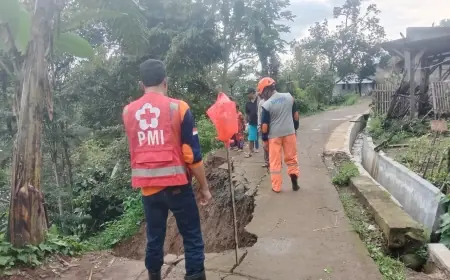 Tanah Longsor di Desa Pait Malang, Jalan Alteri Ditutup Total