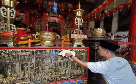 Kerukunan Antaragama Terlihat di Mojokerto, Gusdurian Turut Bersihkan Klenteng
