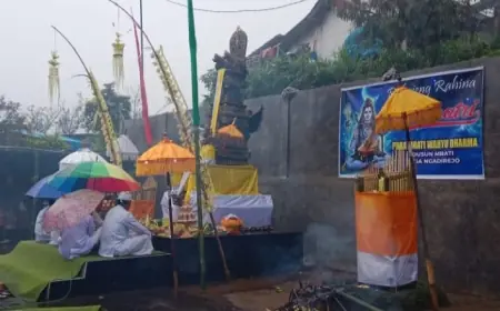 Khidmatnya Perayaan Siwaratri bagi Umat Hindu Tengger Meski Diguyur Hujan