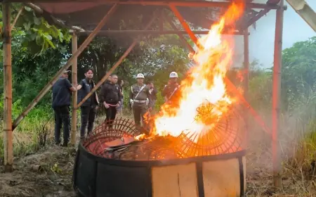 Tim Gabungan Bongkar dan Bakar Arena Judi Sabung Ayam di Lamongan