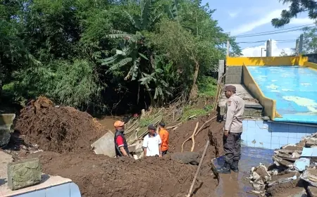 Longsor di Bululawang Malang: Pohon Beringin Tumbang, Kolam Renang Ambrol