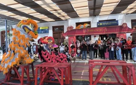 Meriahkan Tahun Baru Imlek, KAI Daop 9 Jember Sajikan Atraksi Barongsai dan Nuansa Imlek di Stasiun