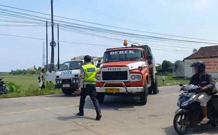 Hendak Salip Kendaraan, Elf Tabrak Motor di Jalur Pantura Gending