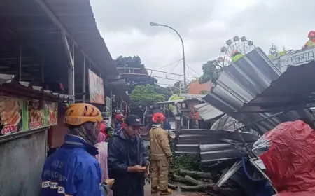 Kuburan dan Sentra PKL di Kota Batu Tertimpa Pohon Tumbang