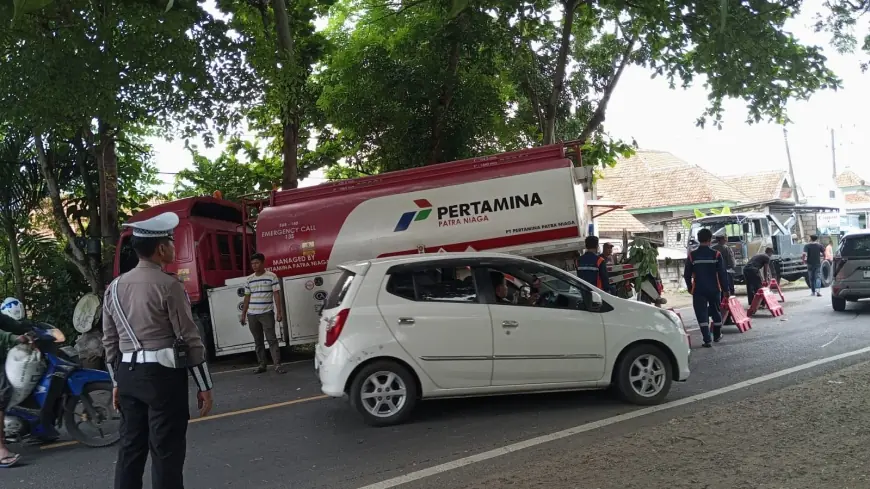 Sopir Diduga Mengantuk, Truk Pertamina Oleng dan Tabrak Bus Akas