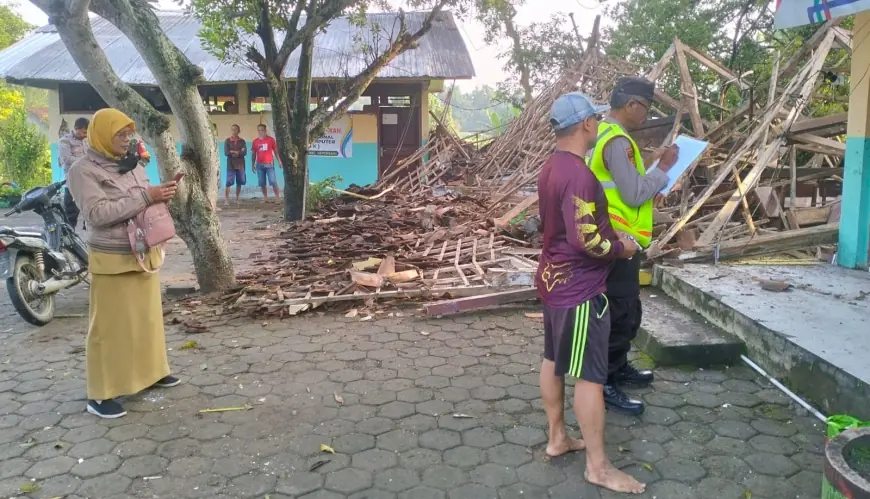 Gedung Sekolah SDN Pejok 1 Bojonegoro Ambruk Tertimpa Pohon Tumbang