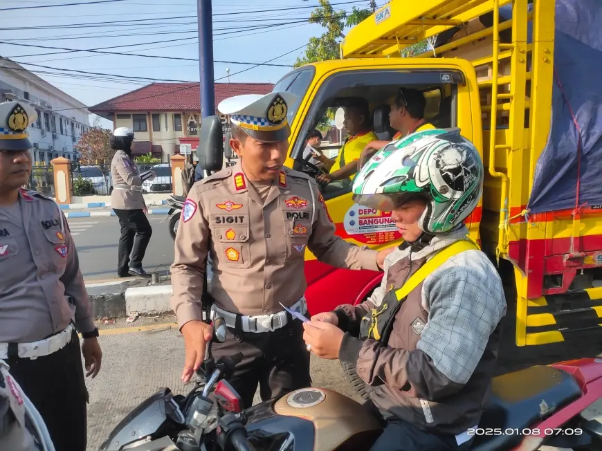 Berharap Pengendara Tertib, Satlantas Sampang Sebar Brosur Imbauan