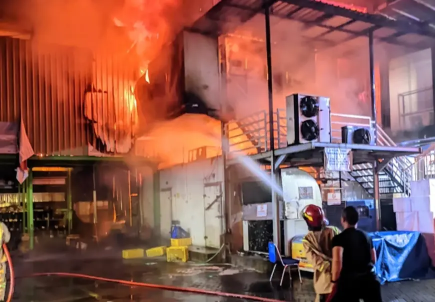 Seluruh Bagian Gudang Frozen Food Afco di Jombang Hampir Jadi Arang