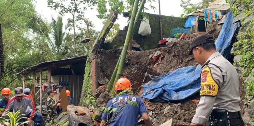 Rumah Warga Tumpang Malang Roboh Akibat Longsor