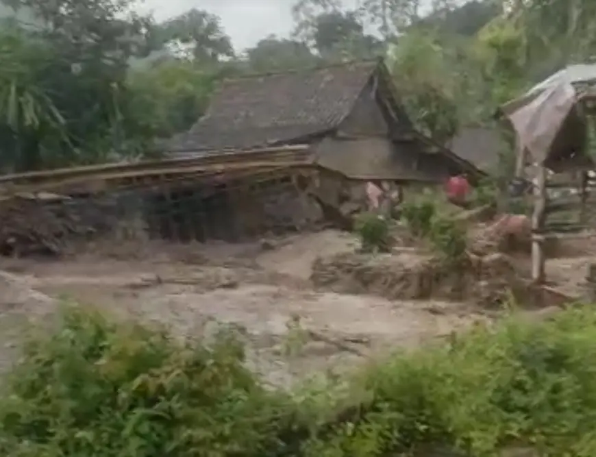 Breaking News! Banjir Bandang Terjang Maesan Bondowoso, 12 Rumah Terseret