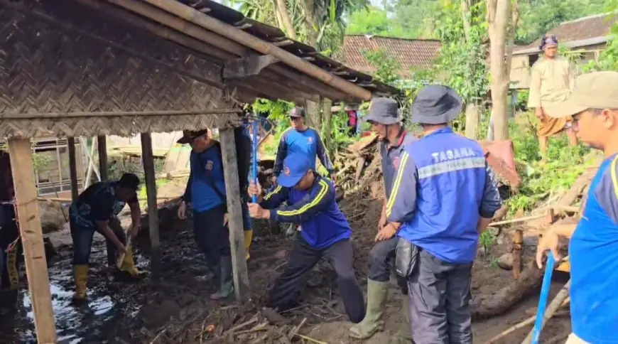 Tim Gabungan Kerja Bakti Bersihkan Lokasi Banjir Bandang di Bondowoso