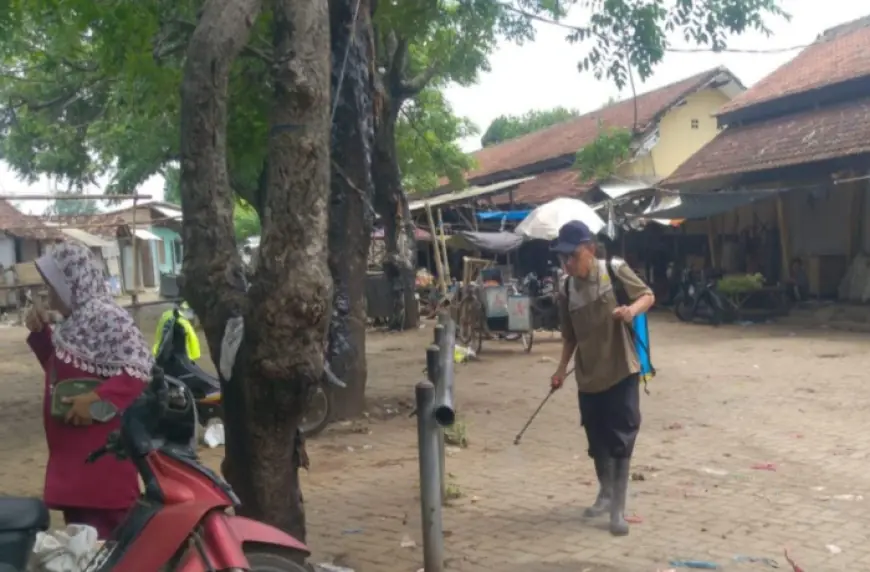 Batasi Penularan PMK, Pasar Hewan di Probolinggo Disemprot Disinfektan