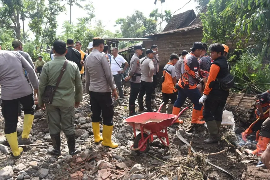 Polisi Bondowoso Bersih-bersih Material di Lokasi Banjir Bandang