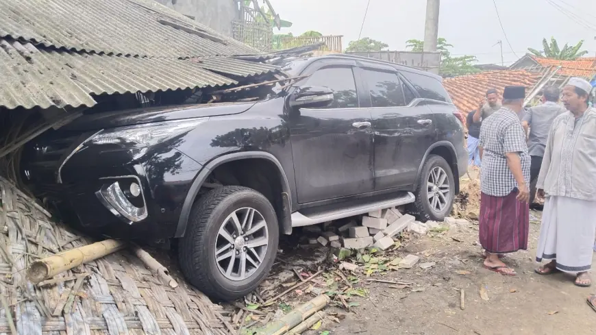 Sopir Diduga Mengantuk, Fortuner Seruduk Warung Pinggir Jalan