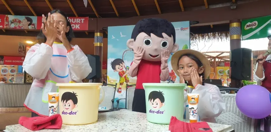 Dee-Dee Ajak Ratusan Anak Bersihkan Wajah dengan Facial Wash