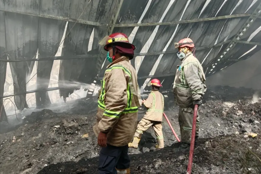 Pabrik Tali Rafia di Jombang Hangus Dilalap Si Jago Merah