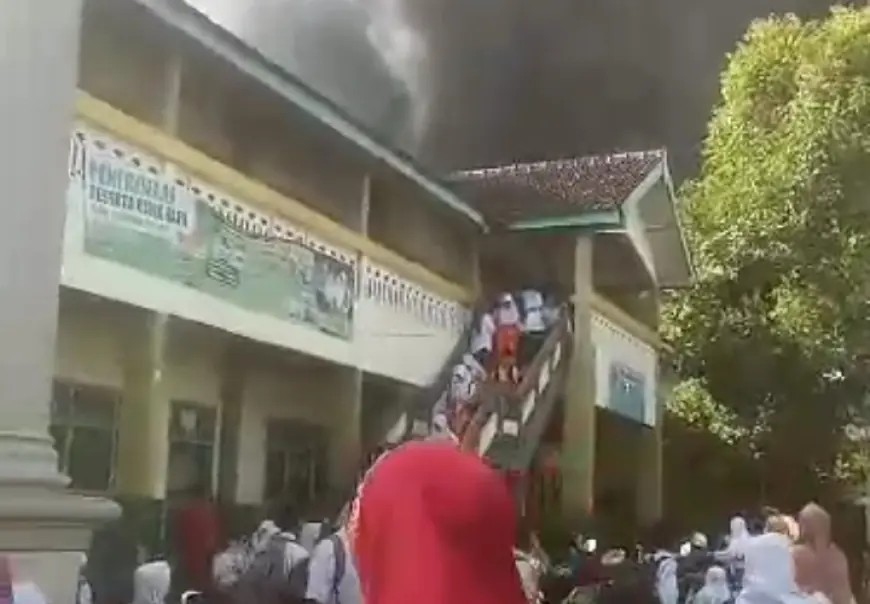 Siswa MI Al Istiqomah Jombang Berhamburan saat Kebakaran Pabrik Tali Rafia