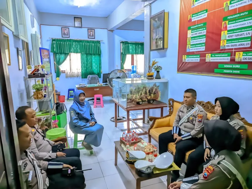 Polisi Atensi Pelajar Pengguna Motor dan Sepeda Listrik di Sampang