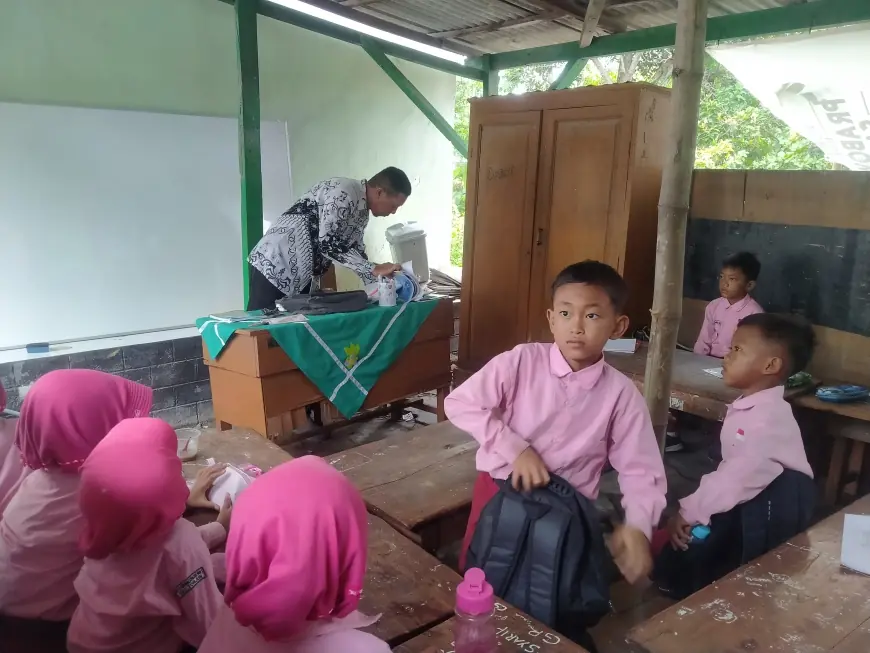Ironis! Siswa SDN Pangongsean 1 Sampang Terpaksa Belajar di Parkiran