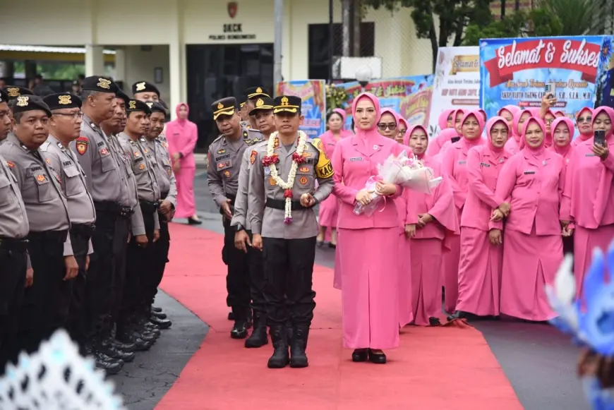 Prosesi Pedang Pora dan Tarian Blue Fire Iringi Pergantian Nakhoda Baru Polres Bondowoso